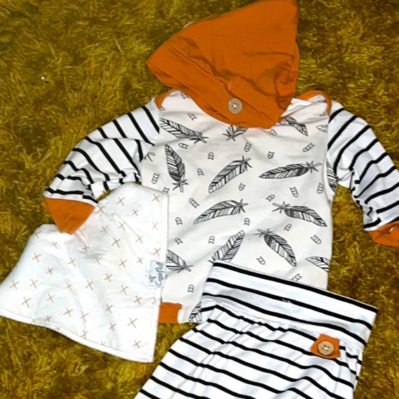 Cute baby 0-3 months outfit! Bib, hat, pants, and shirt! Very soft material! - Picture 2 of 4